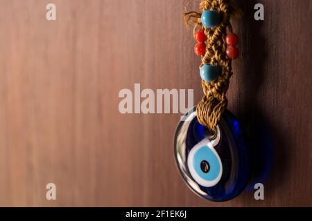 Amuleto tradizionale turco Blue Evil Eye e fascino appeso a. La parte anteriore delle porte in Turchia Foto Stock