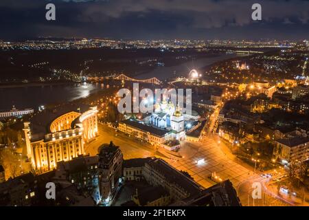 Vista aerea notturna del centro di Kiev. Kiev. Monastero e cattedrale con cupola dorata di San Michele con illuminazione Foto Stock