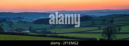 Tramonto dei campi, Berry Pomeroy Village in Devon, Inghilterra, Europa Foto Stock