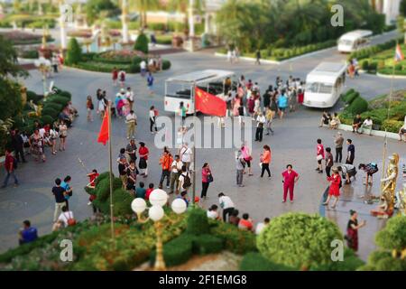 Pattaya, Thailandia - 5 marzo 2017: I turisti cinesi tour di gruppo e bandiere cinesi Foto Stock