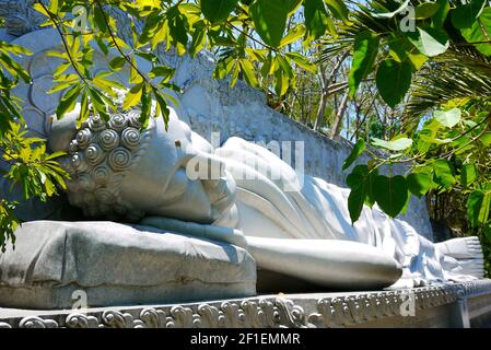 Buddha addormentato e reclinato alla Pagoda di Long Son, tempio buddista di Chua Long Son a Nha Trang, Vietnam Foto Stock