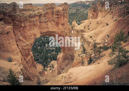 Formazione naturale di roccia del ponte nel Parco Nazionale del Bryce Canyon, Foto Stock