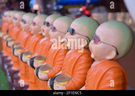 Chachoengsao, Thailandia - Febbraio 19,2021 : molti pupazzi di novizi sono in piedi nel tempio. Foto Stock