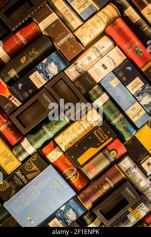 Bucarest, Romania - 2 dicembre 2020: Immagine editoriale illustrativa di molti imballaggi in bottiglia di whisky disposti su un muro a Bucarest, Romania. Foto Stock