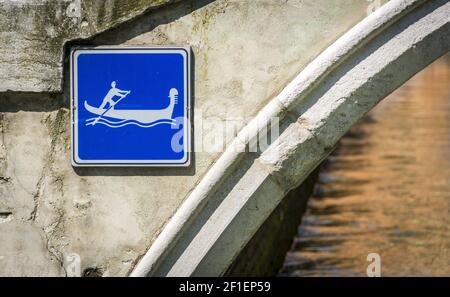 Cartello con la gondola su un ponte sul canale di Venezia Foto Stock