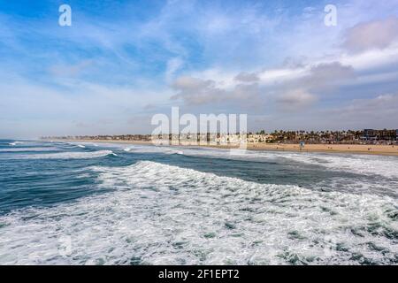 Famoso litorale di Huntington Beach visto dal molo locale appena fuori da Main Street. Foto Stock