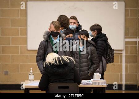 Gli alunni della Sydney Russell School, Dagenham, nella zona est di Londra, si accodano per essere testati per Covid-19 mentre gli alunni in Inghilterra tornano a scuola per la prima volta in due mesi, come parte della prima fase di alleggerimento del blocco. Data immagine: Lunedì 8 marzo 2021. Foto Stock