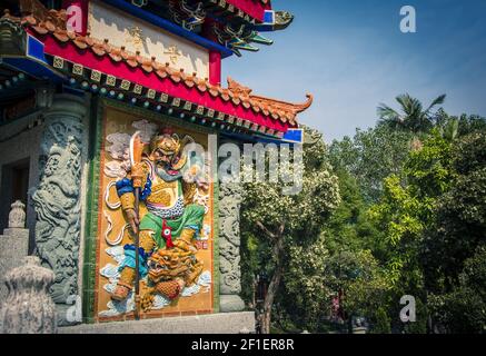 Colore basso rilievo di dio guerriero nel Sik Sik Yuen Wong Tai Sin Tempio a Hong Kong. Foto Stock