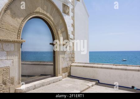 Il mare Mediterraneo si riflette in una finestra Foto Stock