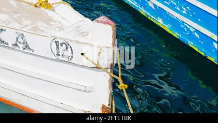Vecchio prow sporco di una barca nel porto come riassunto Foto Stock