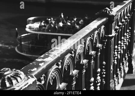 Parigi, Francia. Barca turistica che passa sotto il ponte di Arcole che collega la piazza dell'Hotel de Ville (Municipio) e l'Ile de la Cite. Scena urbana. Focu selettivo Foto Stock