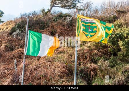 Irlanda e Contea Donegal bandiere soffiano nel vento in paesaggio rurale Foto Stock