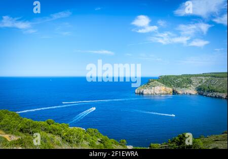 La piccola baia di Cala Montgo, Costa Brava, Spagna Foto Stock