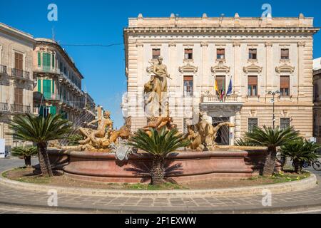 Fontana di Diana sulla piazza Archimede nel centro storico di Siracusa in Sicilia Foto Stock