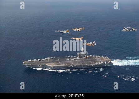 Royal Marocchino e US Navy caccia aeromobili volare in formazione durante l'esercizio Lightning Handshake vicino alla nave portaerei di classe Nimitz USS Dwight D. Eisenhower 3 marzo 2021 nell'Oceano Atlantico. Foto Stock