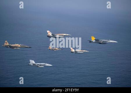 Royal Marocchino e US Navy caccia aeromobili volare in formazione durante l'esercizio Lightning Handshake vicino alla nave portaerei di classe Nimitz USS Dwight D. Eisenhower 3 marzo 2021 nell'Oceano Atlantico. Foto Stock