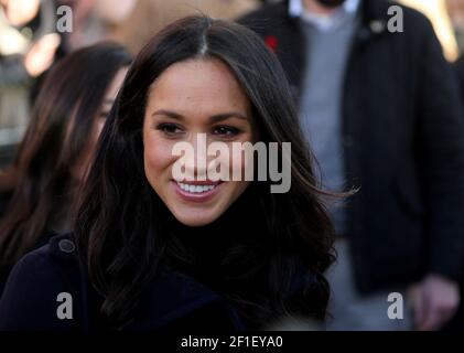 Il principe britannico Harry (non visto) e l'attrice statunitense Meghan Markle (C) Durante una visita al Terrence Higgins Trust World AIDS Giornata di beneficenza al Nott Foto Stock