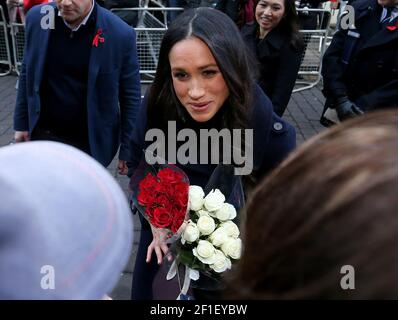 Il principe britannico Harry (non visto) e l'attrice statunitense Meghan Markle (C) Durante una visita al Terrence Higgins Trust World AIDS Giornata di beneficenza al Nott Foto Stock