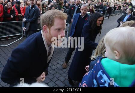 Il principe britannico Harry (L) e l'attrice statunitense Meghan Markle durante Una visita al Terrence Higgins Trust World AIDS Day Fiera di beneficenza al Nottingham con Foto Stock