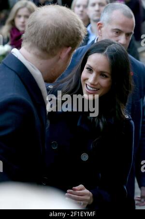 Il principe britannico Harry (L) e l'attrice statunitense Meghan Markle durante Una visita al Terrence Higgins Trust World AIDS Day Fiera di beneficenza al Nottingham con Foto Stock