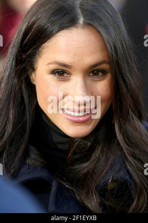 Il principe britannico Harry (non visto) e l'attrice statunitense Meghan Markle (C) Durante una visita al Terrence Higgins Trust World AIDS Giornata di beneficenza al Nott Foto Stock