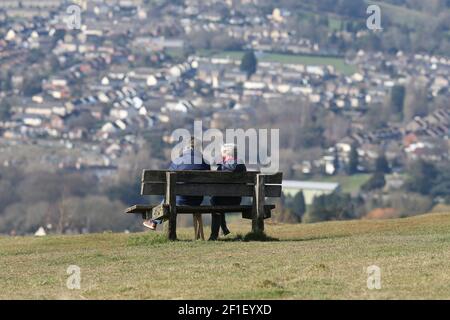 Stroud, Regno Unito, 8 marzo 2021. Regno Unito Meteo. Giornata di sole per incontrare un amico su Rodborough Common in Gloucestershire come le regole di blocco stanno allentando. Credit: Gary Learmonth/Alamy Live News Foto Stock