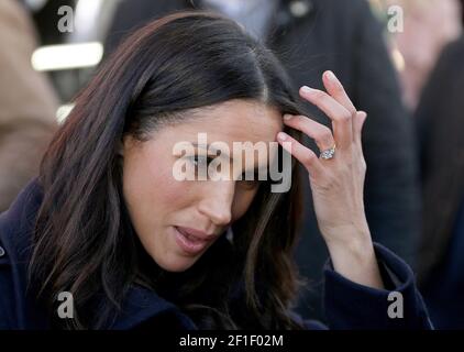 Il principe britannico Harry (non visto) e l'attrice statunitense Meghan Markle (C) Durante una visita al Terrence Higgins Trust World AIDS Giornata di beneficenza al Nott Foto Stock