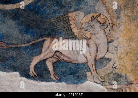 Il bue alato o il toro simbolo di San Luca Evangelista. Affresco medievale Côte decorazione muro all'interno del primo 6th ° secolo merovingio o Frankish battistero, ora conservato all'interno del primo 12th ° secolo Cathédrale de St.-Sauveur a Aix-en-Provence, Bouches-du-Rhône, Provence-Alpes-d'Azur, Francia. Foto Stock