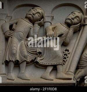 Cavalieri medievali che dormono, Abbaye Sainte-Marie-Madeleine, Vézelay, Borgogna, Francia. Opere in stile romanico dello scultore francese Francesco-Michel Pascal (1810-82), aggiunte nel 1800s all'esterno dell'ex basilica benedettina e cluniacense di Santa Maria Maddalena, costruita nel 1100s. Foto Stock