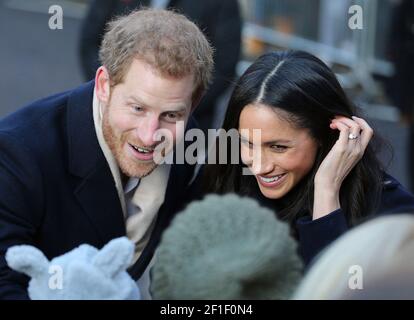 Il principe britannico Harry (L) e l'attrice statunitense Meghan Markle durante Una visita al Terrence Higgins Trust World AIDS Day Fiera di beneficenza al Nottingham con Foto Stock