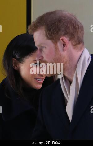 Il principe britannico Harry (R) e l'attrice statunitense Meghan Markle lasciano Dopo una visita al Terrence Higgins Trust World AIDS Giornata di beneficenza al Nottingha Foto Stock