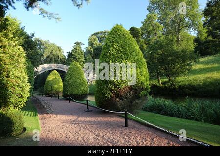 Il Briga o Doon, Alloway, South Ayrshire, Scotland, UK. Talvolta chiamato Auld Briga o Ponte Vecchio di Doon, è un ponte tardo medievale e una struttura di categoria A ed è l'originale ponte di ciottoli del XV secolo. E 'stato immortalato nel poema Robert Burns 'la vale di Tam o Shanter' sotto il ponte sono i giardini curati del Briga o Doon Hotel Foto Stock