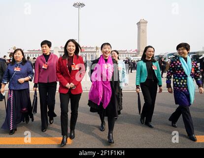 Pechino, Cina. 07 marzo 2021. I deputati al XIII Congresso Nazionale del Popolo (NPC) camminano verso la Grande Sala del Popolo per la seconda riunione plenaria della quarta sessione del 13° NPC a Pechino, capitale della Cina, 8 marzo 2021. Nel XIII Congresso Nazionale del Popolo (NPC) e nel Comitato Nazionale della XIII Conferenza politica consultiva del Popolo Cinese (CPPCC), vi sono rispettivamente 742 deputati e 440 membri femminili, che segnano un alto storico per la rappresentanza femminile. Credit: Xinhua/Alamy Live News Foto Stock