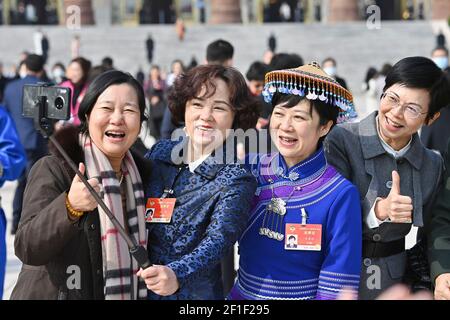 Pechino, Cina. 07 marzo 2021. Xia Ning, ou Jie, Wei Zhenling e Yang Jinghua (da L a R), membri del tredicesimo Comitato nazionale della Conferenza politica consultiva popolare cinese (CPPCC), Posa per selfie dopo aver partecipato alla seconda riunione plenaria della quarta sessione del 13° Comitato Nazionale CPPCC presso la Grande Sala del Popolo a Pechino, capitale della Cina, 7 marzo 2021. Credit: Xinhua/Alamy Live News Foto Stock