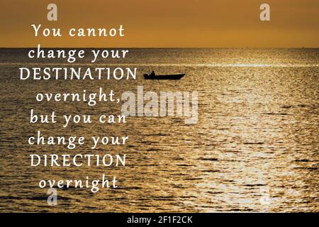 Immagine offuscata del tramonto con citazioni motivazionali e ispiratrici - Non è possibile modificare la destinazione durante la notte, ma è possibile modificarla la tua direzione ov Foto Stock
