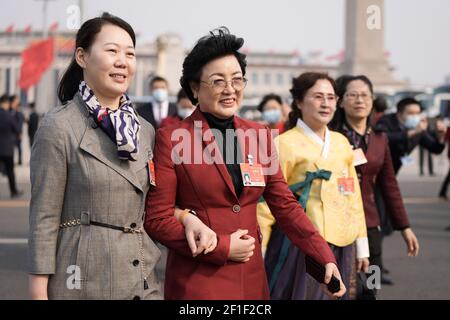 Pechino, Cina. 07 marzo 2021. I deputati al XIII Congresso Nazionale del Popolo (NPC) camminano verso la Grande Sala del Popolo per la seconda riunione plenaria della quarta sessione del 13° NPC a Pechino, capitale della Cina, 8 marzo 2021. Nel XIII Congresso Nazionale del Popolo (NPC) e nel Comitato Nazionale della XIII Conferenza politica consultiva del Popolo Cinese (CPPCC), vi sono rispettivamente 742 deputati e 440 membri femminili, che segnano un alto storico per la rappresentanza femminile. Credit: Xinhua/Alamy Live News Foto Stock