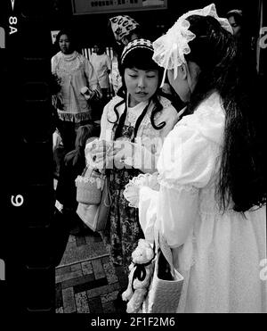 Adolescenti giapponesi vestiti di moda di strada di Tokyo, parco di Yoyogi, Harajuku, Giappone Foto Stock