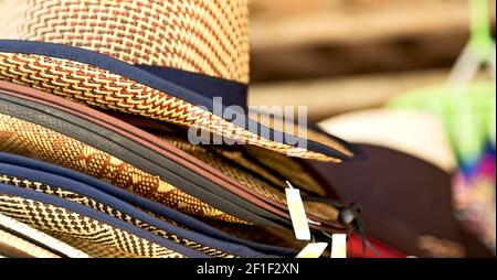 Un sacco di moda trandy cappelli in un mercato Foto Stock