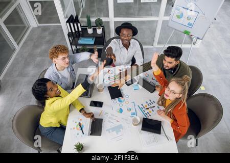 Specialisti IT che lavorano su gadget moderni in ufficio Foto Stock