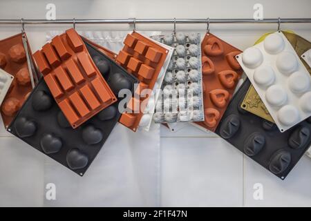 Molti vassoi colorati in gomma per la cottura di biscotti di pasta di ghiaccio dolci caramelle diverse forme Foto Stock