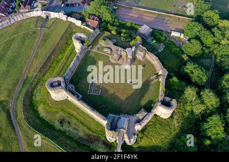 vista aerea che si affaccia su un vecchio castello e terreni fossato Foto Stock