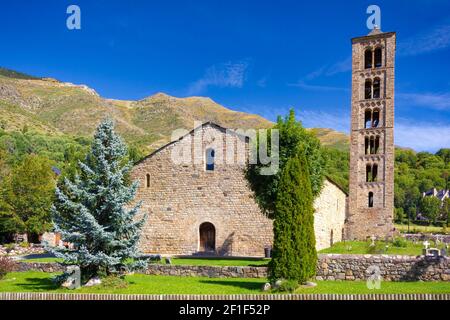Vista della facciata principale della chiesa di San Climent a Taull, dichiarata patrimonio dell'umanità dall'UNESCO. Catalogna, Spagna Foto Stock