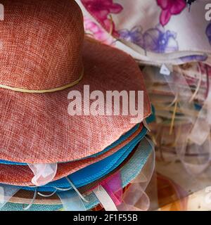 Un sacco di moda trandy cappelli in un mercato Foto Stock