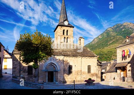 Vista della facciata principale della chiesa romanica del 12 ° secolo, dichiarata patrimonio dell'umanità dall'UNESCO. Aran Valley, Catalogna, Spagna Foto Stock