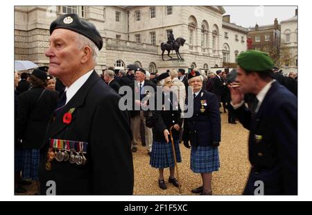 Alcune delle migliaia di veterani di guerra si riuniscono per Servizio di memoria al Cenotaph di Londra.pic David Sandison 9/11/2003 Foto Stock