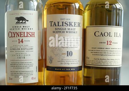 MOTALA, SVEZIA - 2 MARZO 2021: Selezione di whisky di malto classico in scatola. Bottiglie di whisky Clynelish, Talisker e Caol Ila. Foto Stock