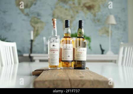 MOTALA, SVEZIA - 2 MARZO 2021: Selezione di whisky di malto classico in scatola. Bottiglie di whisky Clynelish, Talisker e Caol Ila. P. Foto Stock