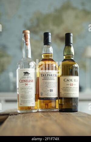 MOTALA, SVEZIA - 2 MARZO 2021: Selezione di whisky di malto classico in scatola. Bottiglie di whisky Clynelish, Talisker e Caol Ila. Foto Stock