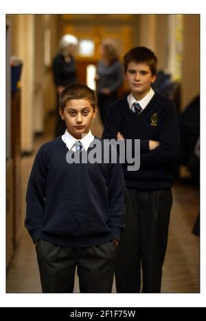 Richard Baker (11) a destra e Charles Myristic (10) hanno lasciato che sono entrambi più vecchi dell'età standard degli allievi nel loro gruppo di anno nella loro scuola, Osidge Primary School, Southgate London. Sullo sfondo, i loro Mothers Clair Baker (capelli grigi) e Tania myristic David Sandison 4/5/2004 Foto Stock