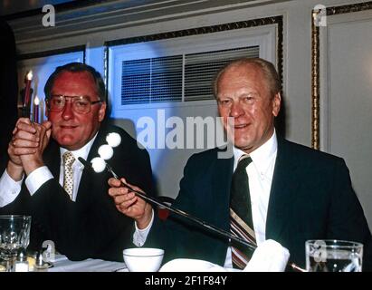 Chicago, Illinois, USA 16 luglio 1986 il governatore dell'Illinois James Thompson seduto accanto all'ex presidente Gerald R. Ford che sta tenendo un regalo di putter di golf per Thompson alla raccolta fondi del partito repubblicano dello stato dell'Illinois. Questa foto è stata utilizzata nella rivista Newsweek 4 agosto 1986 numero pagina 18. Credito: Mark Reinstein/MediaPunch Foto Stock